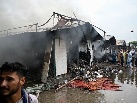 FOTO: Kebakaran Dahsyat Hanguskan Pasar Mingguan di Pakistan, Lebih dari 100 Toko Terbakar