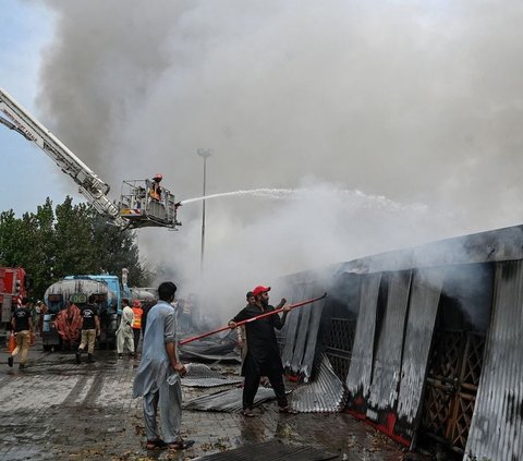 FOTO: Kebakaran Dahsyat Hanguskan Pasar Mingguan di Pakistan, Lebih dari 100 Toko Terbakar