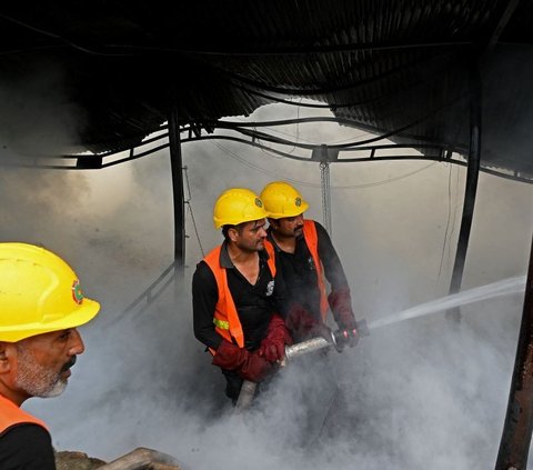 Sementara itu, tim pemadam kebakaran terus berjuang untuk memadamkan sisa-sisa api dan memastikan bahwa tidak ada lagi titik api yang dapat memicu kebakaran lanjutan. Foto: AAMIR QURESHI / AFP