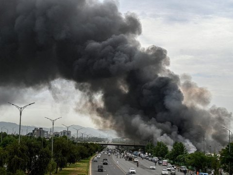 FOTO: Kebakaran Dahsyat Hanguskan Pasar Mingguan di Pakistan, Lebih dari 100 Toko Terbakar