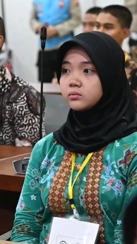 Putri Korban Bom Surabaya Berhasil jadi Bintara Polisi, Tangis Sang Ayah Pecah Sambil Duduk di Kursi Roda