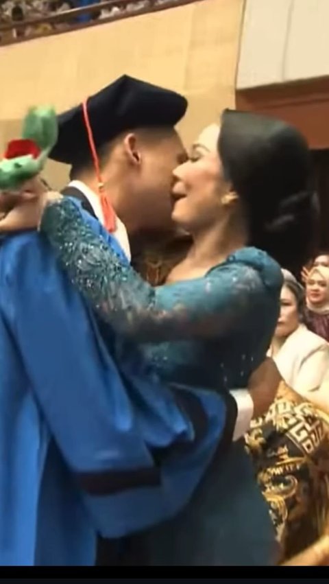 Bikin Terharu! 8 Momen Kris Dayanti Sampai Menitikan Air Mata saat Acara Wisuda Azriel, Kompak Hadir Bersama Anang Hermansyah