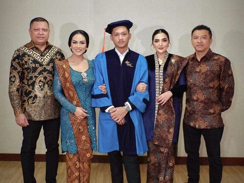 Bikin Terharu! 8 Momen Kris Dayanti Sampai Menitikan Air Mata saat Acara Wisuda Azriel, Kompak Hadir Bersama Anang Hermansyah