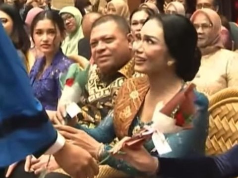 Bikin Terharu! 8 Momen Kris Dayanti Sampai Menitikan Air Mata saat Acara Wisuda Azriel, Kompak Hadir Bersama Anang Hermansyah