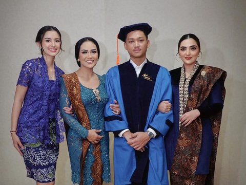 Bikin Terharu! 8 Momen Kris Dayanti Sampai Menitikan Air Mata saat Acara Wisuda Azriel, Kompak Hadir Bersama Anang Hermansyah