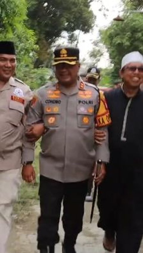 ⁠Lucu Terus, Aksi Mengejutkan Kapolres Serang  Bikin Ustad Kaget & Emak-Emak Tertawa Ngakak<br>