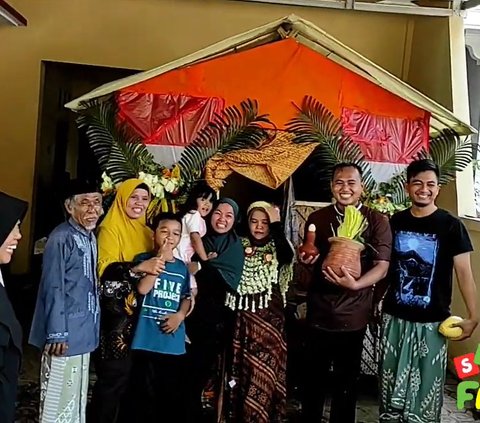 Uniknya Tradisi Memitu di Indramayu, Ketika Ibu Hamil Dipakaikan Kembang dan Dimandikan Air Doa