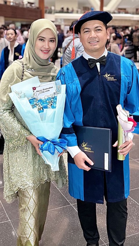 7 Momen Bahagia Tommy Kurniawan saat Jalani Wisuda S1, Kini Resmi Sandang Gelar Sarjana Komputer