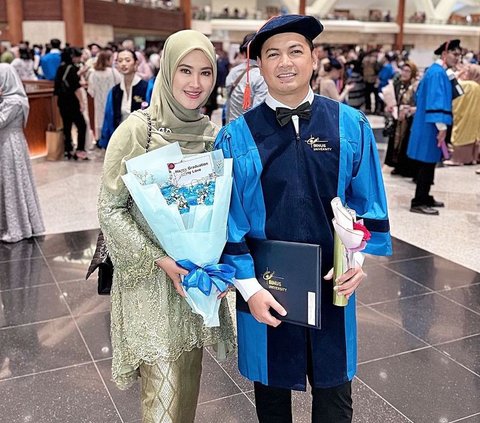 7 Momen Bahagia Tommy Kurniawan saat Jalani Wisuda S1, Kini Resmi Sandang Gelar Sarjana Komputer