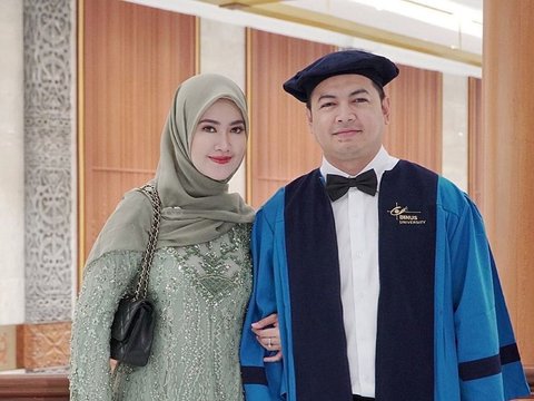 7 Momen Bahagia Tommy Kurniawan saat Jalani Wisuda S1, Kini Resmi Sandang Gelar Sarjana Komputer