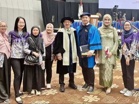 7 Momen Bahagia Tommy Kurniawan saat Jalani Wisuda S1, Kini Resmi Sandang Gelar Sarjana Komputer