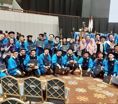 7 Momen Bahagia Tommy Kurniawan saat Jalani Wisuda S1, Kini Resmi Sandang Gelar Sarjana Komputer