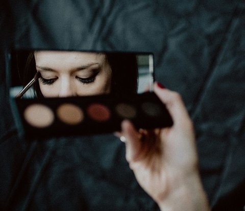 Must Try, Makeup Artist Trick to Create Neat Eyeshadow Gradient on the Entire Eyelid