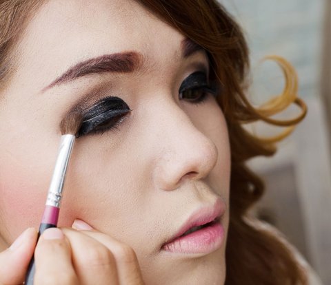 Must Try, Makeup Artist Trick to Create Neat Eyeshadow Gradient on the Entire Eyelid