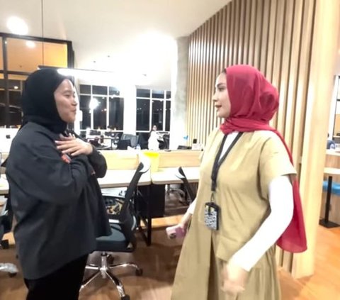 Potret Nagita Slavina Sidak Kantor Baru, Keliling Sampai ke Pantry dan Santai Bercanda Bareng Karyawan