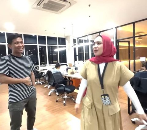 Potret Nagita Slavina Sidak Kantor Baru, Keliling Sampai ke Pantry dan Santai Bercanda Bareng Karyawan