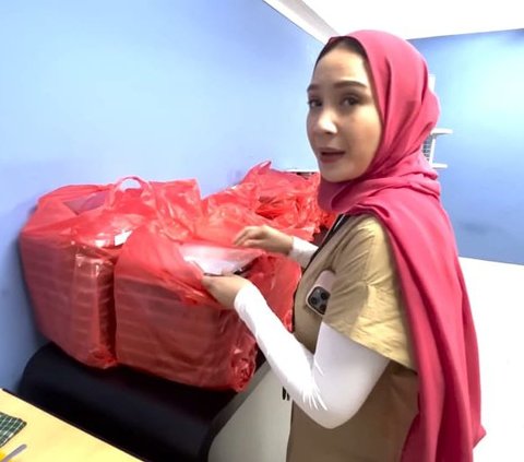 Potret Nagita Slavina Sidak Kantor Baru, Keliling Sampai ke Pantry dan Santai Bercanda Bareng Karyawan