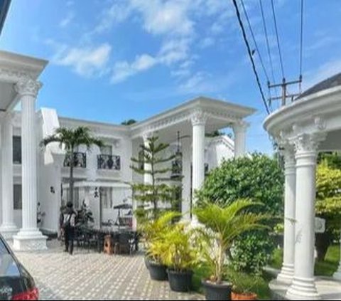 10 Luxurious Showdown between Hotman Paris and Lawyer Pegi Setiawan, one resembling a European Palace