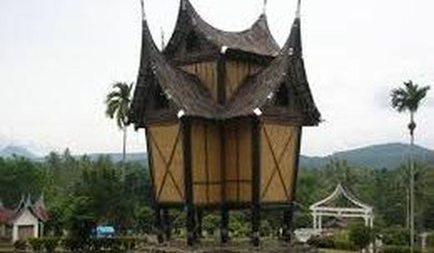 <b>Mirip Rumah Gadang</b>