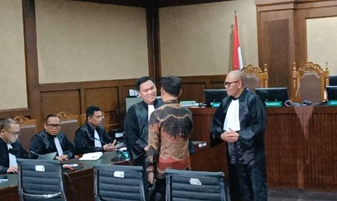 Potret SYL Akrab dengan Jaksa KPK Sebelum Sidang Vonis, Lempar Senyum dan Jabat Tangan