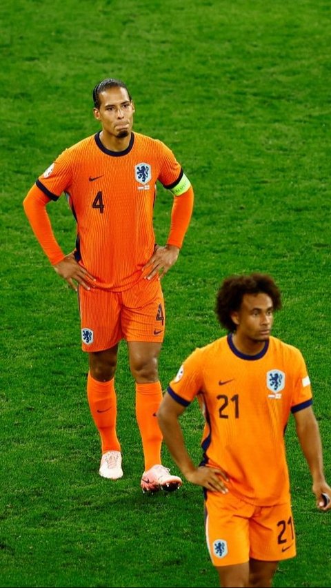 Virgil van Dijk dan Joshua Zirkzee yang terlihat sedih usai pertandingan. Foto: REUTERS / Leon Kuegeler