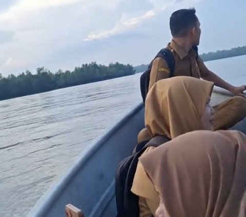 Hari Pertama Tahun Ajaran Baru, Begini Momen Perjuangan Guru yang Mengajar di Desa Terpencil