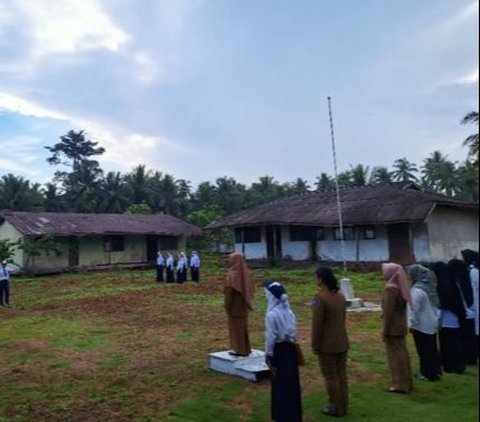 Hari Pertama Tahun Ajaran Baru, Begini Momen Perjuangan Guru yang Mengajar di Desa Terpencil