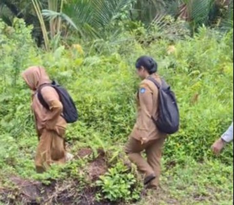 Hari Pertama Tahun Ajaran Baru, Begini Momen Perjuangan Guru yang Mengajar di Desa Terpencil