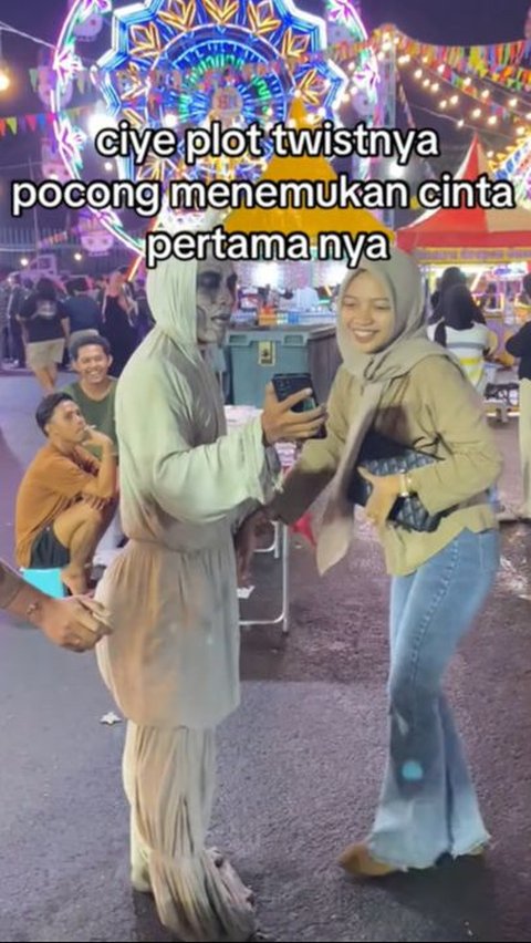 Funny Moment 'Stuck' Pocong at Night Market Ends with Exchanging Numbers and Flirting