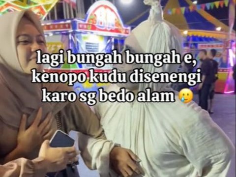 Funny Moment of 'Stuck' Pocong at the Night Market Ends with Exchanging Numbers and PDKT