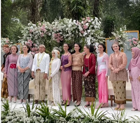 Super Fun, Coordinated Style of Foreigners Attending a Party Wearing Kebaya with Big Hairdos