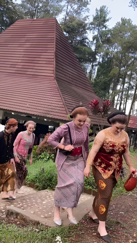 Super Fun, Coordinated Style of Foreigners Attending a Party Wearing Kebaya with Big Hairdos