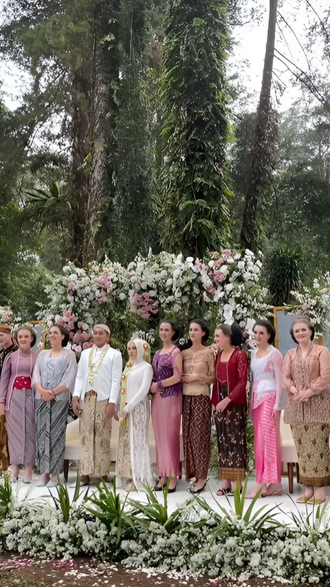 Super Fun, Coordinated Style of Foreigners Attending a Party Wearing Kebaya with Big Hairdos