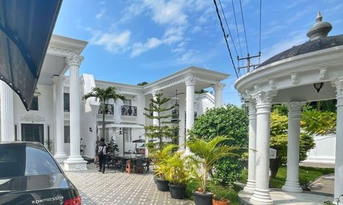 Mewah Bernuansa Putih Kantor Toni RM Pengacara Pegi, Berpilar Tinggi Terlihat Elegan