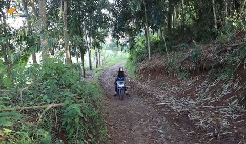 Kondisi Jalan Kampung yang Rusak Parah