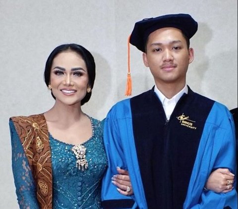 Trending, 10 Moments of Azriel Visiting & Hugging Krisdayanti During Graduation, Everyone Burst into Tears