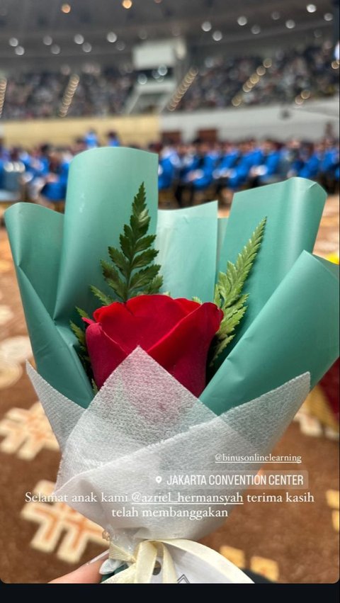 Krisdayanti proudly showed off the flowers given by Azriel.