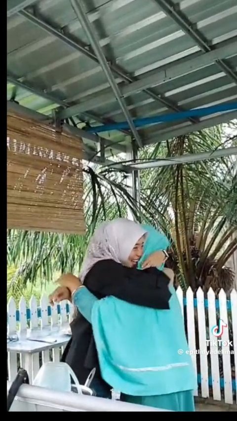 Viral Anak Beri Kejutan Pura-pura Beli Dagangan Ibunya, Sudah 5 Tahun Tak Pernah Pulang<br>