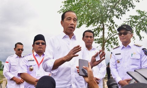 Djarot PDIP Kritik Jokowi: Satu-Satunya Presiden yang Anak Hingga Menantu Terlibat Politik