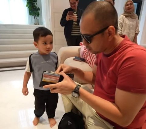 Potret Rayyanza Happy Banget Dapat Uang Dollar dari Raffi Ahmad, Celetukan Sus Rini Bikin Ngakak