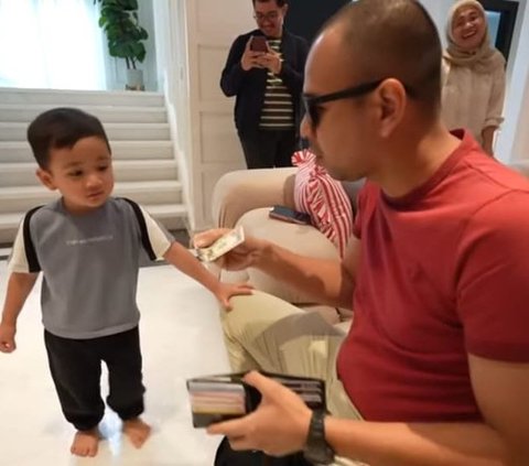 Potret Rayyanza Happy Banget Dapat Uang Dollar dari Raffi Ahmad, Celetukan Sus Rini Bikin Ngakak