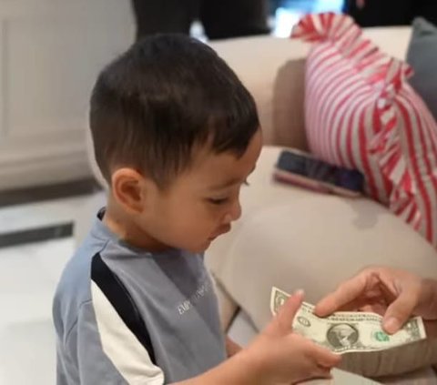 Potret Rayyanza Happy Banget Dapat Uang Dollar dari Raffi Ahmad, Celetukan Sus Rini Bikin Ngakak