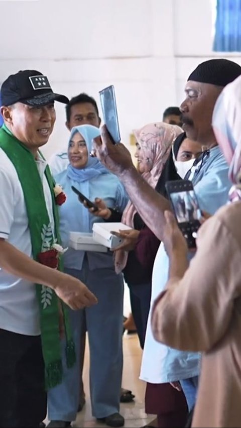 Pensiunan Jenderal TNI Beri Modal Usaha Angkringan<br>