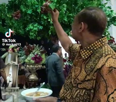 Viral Dekorasi Buah Anggur Asli di Resepsi Pernikahan dalam Gedung, Curi Perhatian