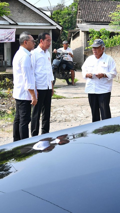 Momen Jokowi Mendadak Berhenti dan Turun dari Mobil Gara-Gara Jalan Rusak di Lampung Selatan