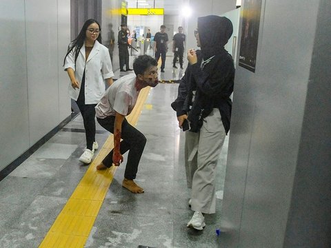 FOTO: Menguji Nyali Merasakan Sensasi Horor Dikejar Zombie Naik Kereta LRT di Stasiun Pegangsaan Dua