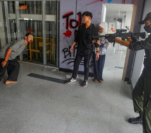 FOTO: Menguji Nyali Merasakan Sensasi Horor Dikejar Zombie Naik Kereta LRT di Stasiun Pegangsaan Dua