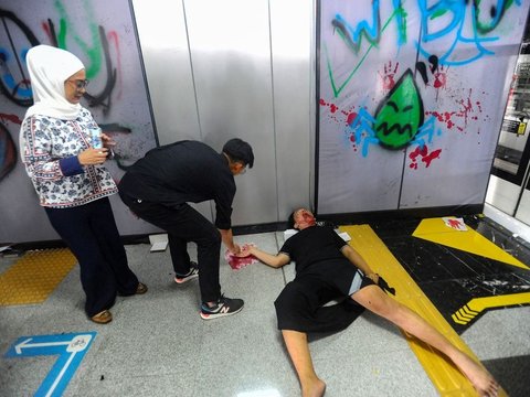 FOTO: Menguji Nyali Merasakan Sensasi Horor Dikejar Zombie Naik Kereta LRT di Stasiun Pegangsaan Dua