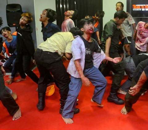 FOTO: Menguji Nyali Merasakan Sensasi Horor Dikejar Zombie Naik Kereta LRT di Stasiun Pegangsaan Dua