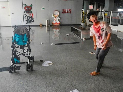 FOTO: Menguji Nyali Merasakan Sensasi Horor Dikejar Zombie Naik Kereta LRT di Stasiun Pegangsaan Dua